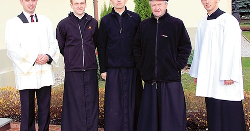  Gospodarze parafii i ich goście. Od lewej al. Michał Ulaski, ks. Krzysztof Bochniak, ks. Paweł Gogacz, ks. Janusz Smerda i al. Wojciech Pawłowski