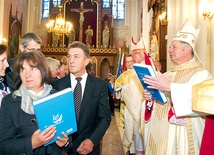  Na rozpoczęcie Roku Wiary delegacje parafii otrzymały od pasterza diecezji Katechizm Kościoła Katolickiego