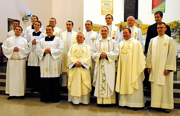 Z proboszczem ks. Kazimierzem Marchewką (czwarty z prawej  w dolnym rzędzie) do zdjęcia pozują księża pracujący obecnie i kiedyś w parafii oraz kapłani i alumni z niej pochodzący