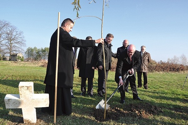  Kolejne drzewo zostało posadzone w alei pamięci w Zabawie 