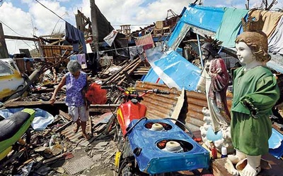  14.11.2013. Filipiny. Tacloban. Miasto zostało doszczętnie zniszczone przez tajfun. Liczba ofiar śmiertelnych to co najmniej 4400. W wyniku kataklizmu na Filipinach ucierpiało w sumie około 12 milionów ludzi, z których ponad 900 tysięcy musiało opuścić swoje domy.