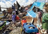  14.11.2013. Filipiny. Tacloban. Miasto zostało doszczętnie zniszczone przez tajfun. Liczba ofiar śmiertelnych to co najmniej 4400. W wyniku kataklizmu na Filipinach ucierpiało w sumie około 12 milionów ludzi, z których ponad 900 tysięcy musiało opuścić swoje domy.