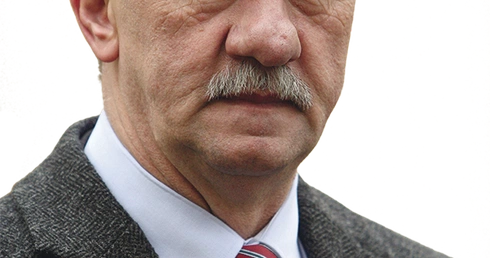 Edward Nowak  – ekspert gospodarczy, kiedyś jeden z liderów podziemnej „Solidarności”. Trzykrotnie sprawował urząd wiceministra resortów gospodarczych, pracował dla pięciu premierów, w rządzie Jerzego Buzka odpowiadał za restrukturyzację polskich hut.