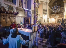 Rzeszowski kościół pęka w szwach. W rekolekcjach prowadzonych przez Witka Wilka (poniżej) uczestniczy ponad 500 osób