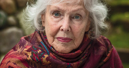 Ewa Krasnodębska-Zakrzewska, polska aktorka teatralna  i filmowa. Pracowała w teatrach Wrocławia i Warszawy. 22 grudnia 2008 r. z rąk podsekretarza stanu w Ministerstwie Kultury  i Dziedzictwa Narodowego Tomasza Merty odebrała srebrny medal „Zasłużony Kulturze  Gloria Artis”