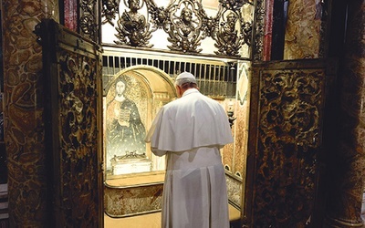 Papież Franciszek modlił się przy grobie św. Piotra