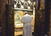 Papież Franciszek modlił się przy grobie św. Piotra