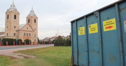 Kontener na makulaturę w pobliżu kościoła Chrystusa Dobrego Pasterza w Łowiczu