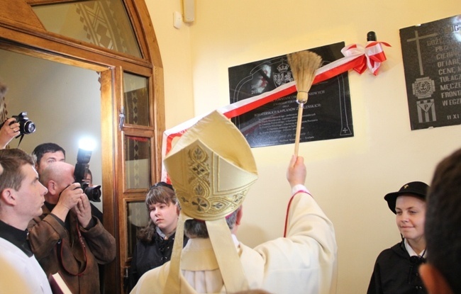 Bp Henryk Tomasik poświęcił tablicę pamiatkową