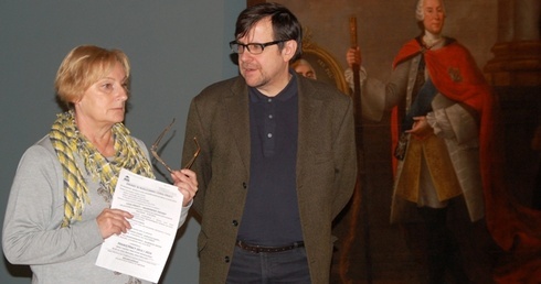 Kuratorzy wystawy Elżbieta Kwiecień i Piotr Rogólski czuwają nad jej przygotowaniem