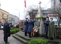 Złożenie wieńca przy pomniku upamiętniającego radomski robotniczy protest z czerwca 1976 r.