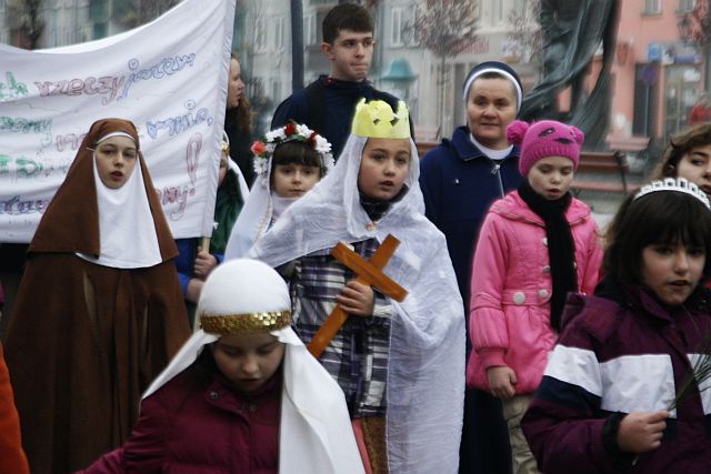 Chodnikami szli... święci!