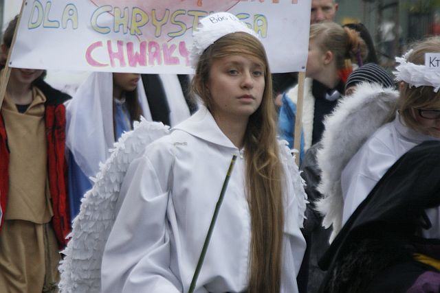 Chodnikami szli... święci!