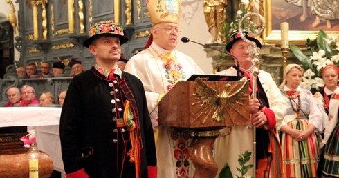 Bp Józef Zawitkowski wygłasza kazanie w dniu swoich 75. urodzin