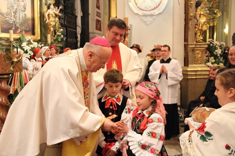 Bp Józef Zawitkowski przyjmuje dary od dzieci w czasie Mszy św. w dniu swoich 75. urodzin