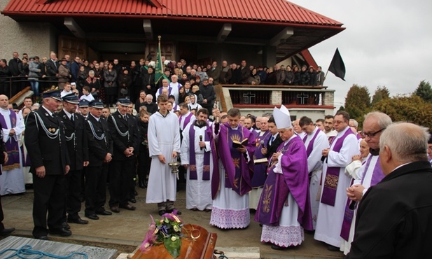 Śp. ks. kan. Stanisław Ulman spoczął u stóp krzyża przed parafialną świątynią, którą wznosił.