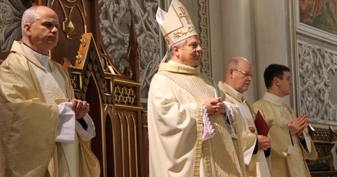 Nominację z rąk bp. Henryka Tomasika ks. prał. Edward Poniewierski (drugi z prawej) otrzymał podczas Mszy św. kończącej Rok Wiary w radomskiej katedrze