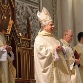 Nominację z rąk bp. Henryka Tomasika ks. prał. Edward Poniewierski (drugi z prawej) otrzymał podczas Mszy św. kończącej Rok Wiary w radomskiej katedrze