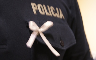 Przez 16 dni żyrardowscy policjanci będą nosili przypięte do mundurów białe wstążki