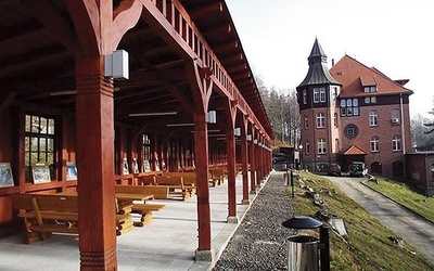 Choć w odremontowanej leżakowni nie ma jeszcze leżaków, ten brak rekompensuje wspaniała panorama Karkonoszy 