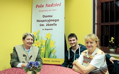  Basia i Ewa działają w hospicjum, a Darek pracuje z młodzieżą.  Łączy ich chęć pomocy człowiekowi w potrzebie 