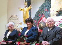 Dr Franciszek Maga wraz  z nominowanymi do nagrody Joanną Surzycką i Zofią Lamers