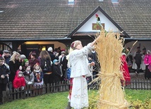  Bronowice, 23.11. Tradycyjnie już od 44 lat, w rocznicę wesela poety Lucjana Rydla z Jadwigą Mikołajczykówną, przed Rydlówką zebrał się tłum miłośników literatury i tradycji, by oglądać obrzęd „osadzania chochoła”. W głównych rolach wystąpiły ubrane w strój krakowski dzieci z Bronowic. Grała muzyka, były tańce i młodopolska poezja. Klimat „Wesela” powrócił.