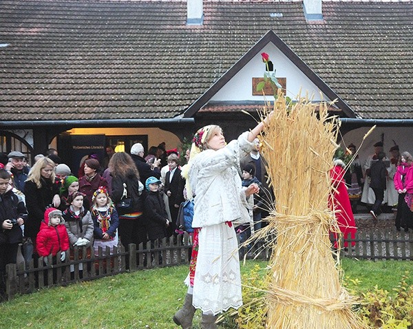  Bronowice, 23.11. Tradycyjnie już od 44 lat, w rocznicę wesela poety Lucjana Rydla z Jadwigą Mikołajczykówną, przed Rydlówką zebrał się tłum miłośników literatury i tradycji, by oglądać obrzęd „osadzania chochoła”. W głównych rolach wystąpiły ubrane w strój krakowski dzieci z Bronowic. Grała muzyka, były tańce i młodopolska poezja. Klimat „Wesela” powrócił.