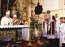   Św. Mikołaj zaprasza wszystkich do eucharystycz-nego Stołu Dobrego Słowa i Szlachetnego Czynu