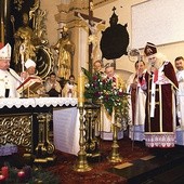   Św. Mikołaj zaprasza wszystkich do eucharystycz-nego Stołu Dobrego Słowa i Szlachetnego Czynu