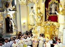 Pielgrzymi z biskupami Piotrem Liberą i Romanem Marcinkowskim uroczyście wyznali wiarę przed cudownym obrazem św. Antoniego z Padwy i jego relikwiami