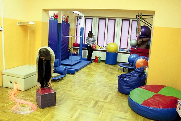 Nauczycielki płońskiej szkoły pokazują, jak działają elementy sali integracji sensorycznej 
