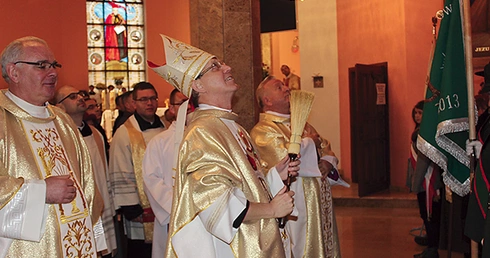 W czasie jubileuszu parafii bp Piotr Libera poświęcił dwa nowe witraże w kościele
