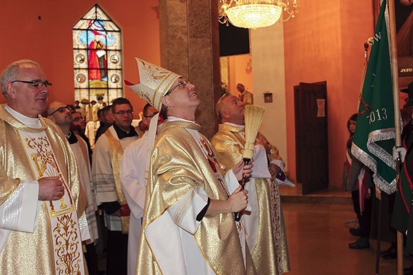 W czasie jubileuszu parafii bp Piotr Libera poświęcił dwa nowe witraże w kościele