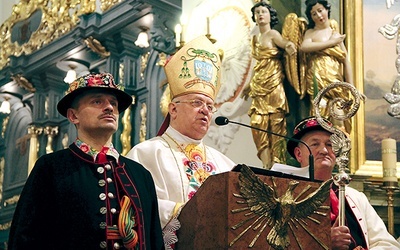 Bp Józef Zawitkowski  wygłasza kazanie w dniu swoich urodzin