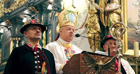 Bp Józef Zawitkowski  wygłasza kazanie w dniu swoich urodzin