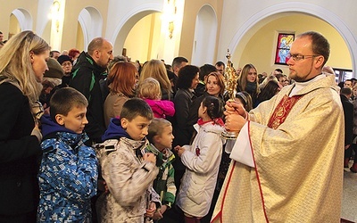 Błogosławieństwo dzieci i rodzin relikwiami bł. José i bł. Karoliny