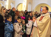 Błogosławieństwo dzieci i rodzin relikwiami bł. José i bł. Karoliny