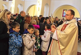 Błogosławieństwo dzieci i rodzin relikwiami bł. José i bł. Karoliny