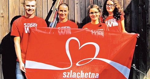 Akcję wspierają znane twarze. Na zdjęciu: Wolontariusze z wicemistrzynią olimpijską Sylwią Bogacką