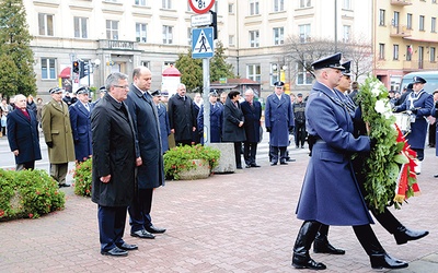  Przy pomniku robotniczego protestu z Czerwca ’76 Bronisław Komorowski złożył wieniec. Towarzyszył mu prezydent Radomia Andrzej Kosztowniak 