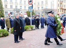  Przy pomniku robotniczego protestu z Czerwca ’76 Bronisław Komorowski złożył wieniec. Towarzyszył mu prezydent Radomia Andrzej Kosztowniak 