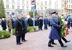  Przy pomniku robotniczego protestu z Czerwca ’76 Bronisław Komorowski złożył wieniec. Towarzyszył mu prezydent Radomia Andrzej Kosztowniak 