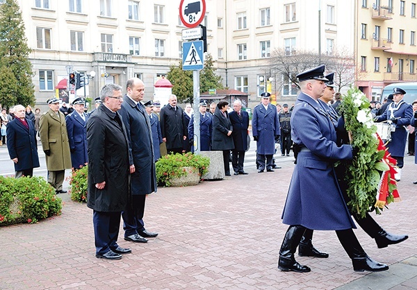  Przy pomniku robotniczego protestu z Czerwca ’76 Bronisław Komorowski złożył wieniec. Towarzyszył mu prezydent Radomia Andrzej Kosztowniak 