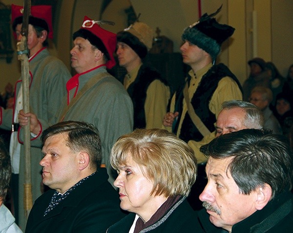   W uroczystościach uczestniczyła grupa rekonstrukcyjna z Warki. Siedzą: burmistrz Zwolenia Bogusława Jaworska i senator RP Wojciech Skurkiewicz (z lewej)