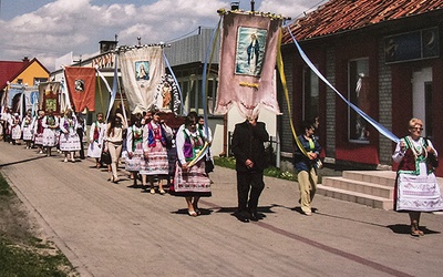 W każdej procesji idą ludzie w tradycyjnych kurpiowskich strojach