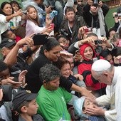 „Jakże bardzo chciałbym Kościoła ubogiego i dla ubogich!”. Te słowa papieża Franciszka układają się w program jego pontyfikatu. Na zdjęciu: papież przed spotkaniem z młodzieżą zgromadzoną na Światowych Dniach Młodzieży w Rio de Janeiro odwiedził ubogich mieszkańców faveli