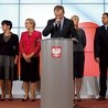 Nowi ministrowie Donalda Tuska (od lewej) Maciej Grabowski, Andrzej Biernat, Joanna Kluzik-Rostkowska, Lena Kolarska-Bobińska, Elżbieta Bieńkowska – w nowej roli,  Rafał Trzaskowski i Mateusz Szczurek