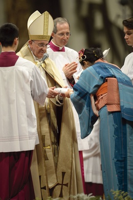 Papież Franciszek mobilizuje cały Kościół do ewangelizacji. Na zdjęciu nabożeństwo przyjęcia do katechumenatu; papież wręcza księgę Ewangelii 