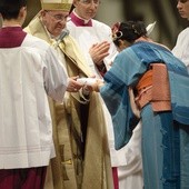 Papież Franciszek mobilizuje cały Kościół do ewangelizacji. Na zdjęciu nabożeństwo przyjęcia do katechumenatu; papież wręcza księgę Ewangelii 